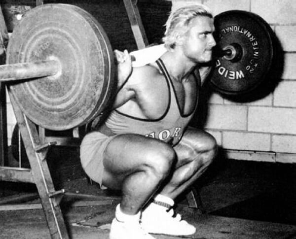 Agachamento Livre vs. Leg Press: O que a Ciência e os Melhores Físicos do Mundo Provam de uma Vez por Todas